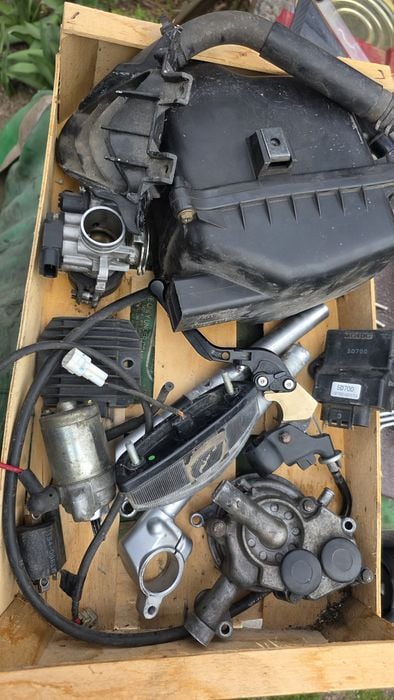 Vând piese yamaha yzf r125 gen1, sau toate piesele la 1000 lei!