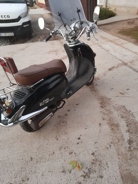 Vind 2 scutere unul electric și unul benzina