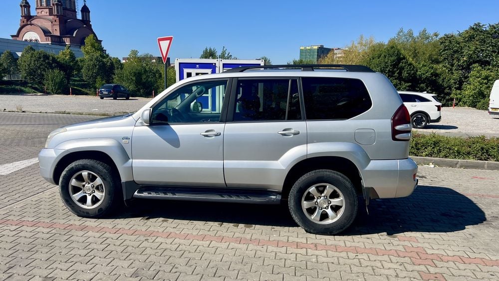 TOYOTA LAND CRUISER 3.0 D-4D 8 locuri echipare full-option