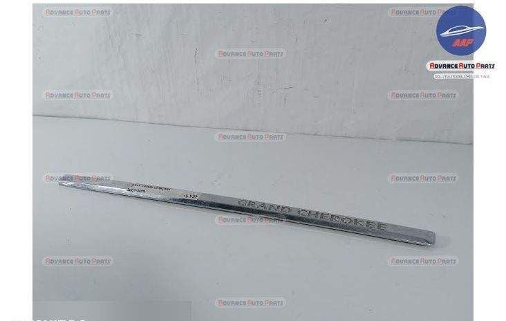 Ornament Cromat Dreapta Fata original Jeep  Cherokee  KK [2007 - 2013]