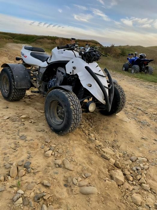 Vând atv cu motor de motocicleta de strada kawasaki zx7r