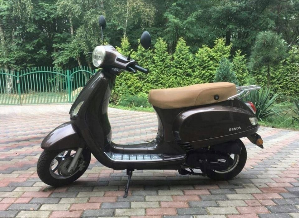 Scuter model Vespa, motor 125 cc