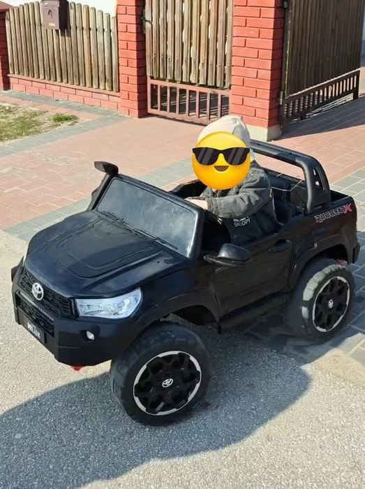 Toyota hilux, zabawka, auto na baterie, zdalnie sterowane
