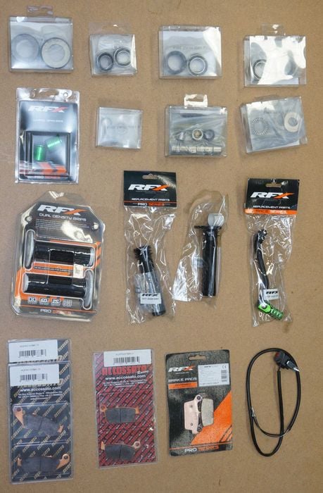 części do Kawasaki KX125 03–08 klocki tarcze łożyska zębatki itp. kxf