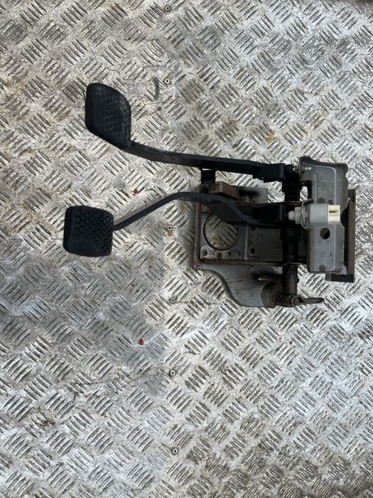 Suzuki Jimny pedał sprzęgła pedaly stelaż