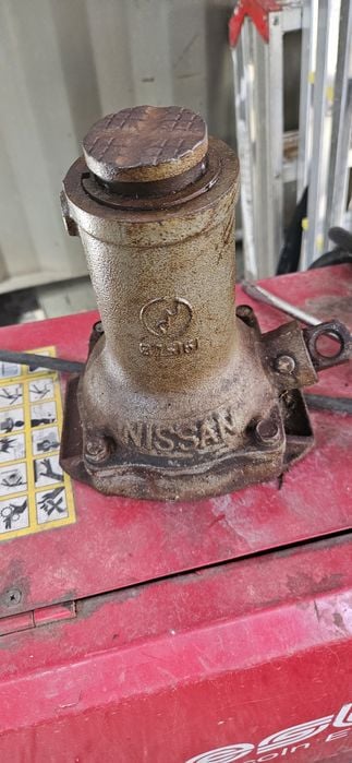 Oryginalny Lewarek Nissan Patrol