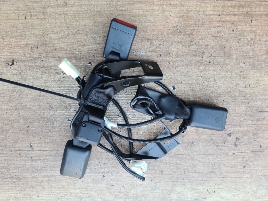 Toyota Hilux VIII 2.4d 20r zapinka pasa tył zapinki