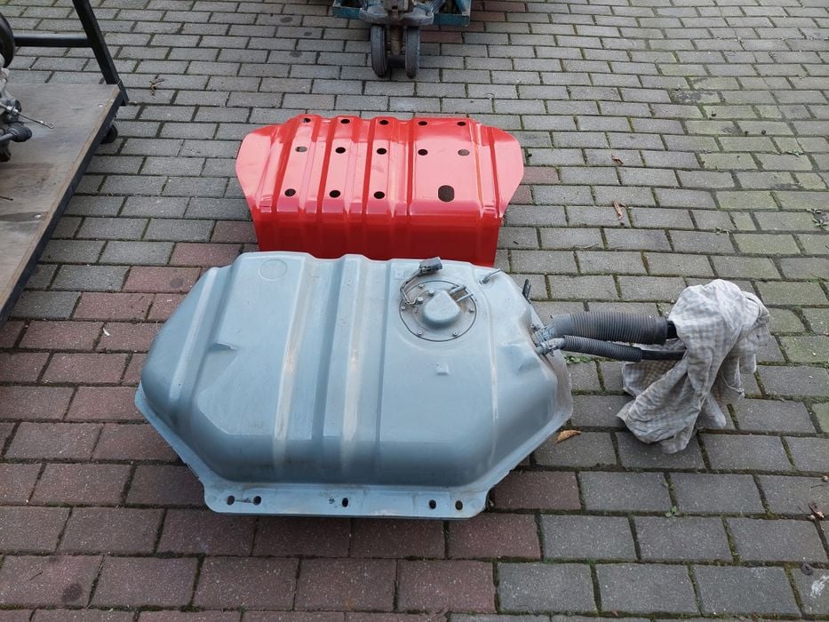 Nissan Patrol Y60 zbiornik paliwa z czujnikiem osłona zbiornika