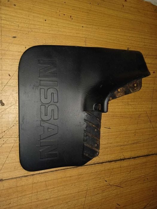 Nissan Patrol Y60 chlapacz tył lewy