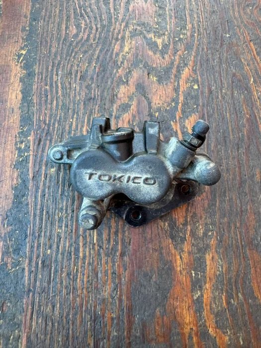 tokico lewy zacisk przod przedni hamulca kawasaki KFX 700 r 04-11