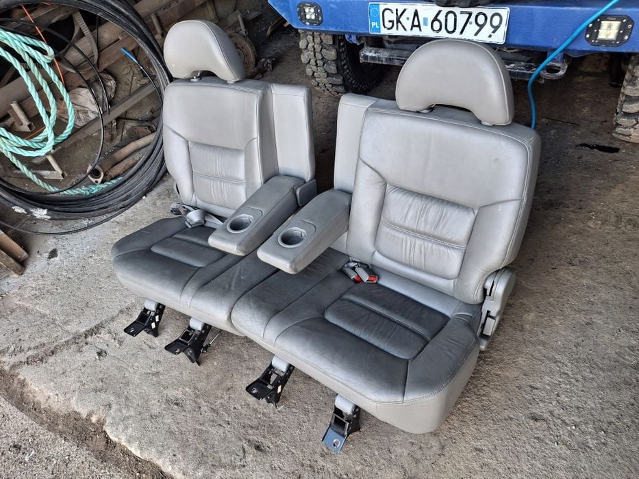 Fotele Nissan patrol gr y61 drugi rząd Stan bardzo dobry skóra