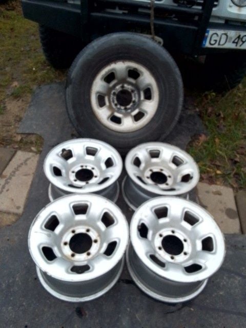 Nissan Patrol felgi stalowe 8x16