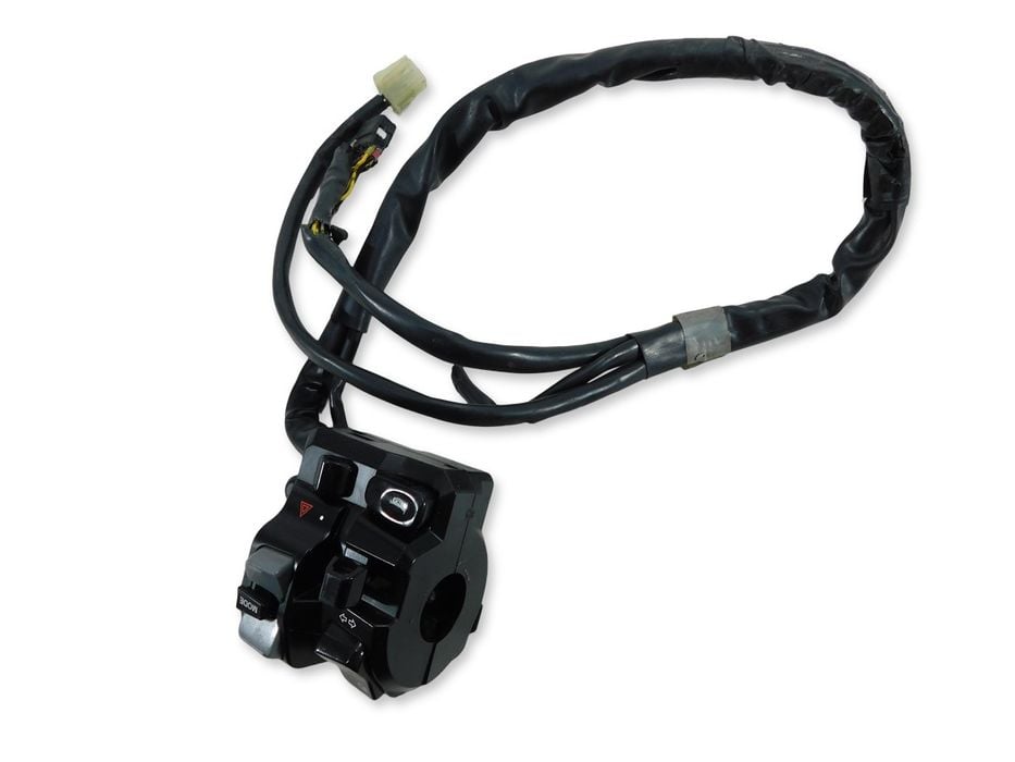PRZEŁĄCZNIK LEWY PRZÓD YAMAHA YZF-R1M RN32 15-20 U-11 2CR839690100