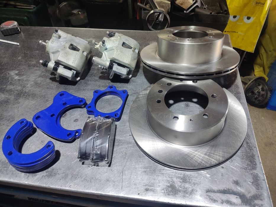 Zestaw hamulcowy hamulce tarczowe tył jarzma Nissan patrol k160 k260