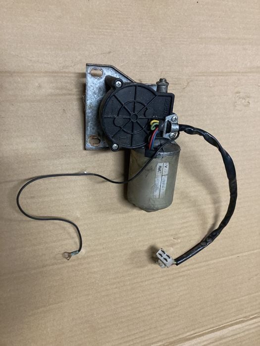 Suzuki samurai santana silniczek wycieraczek