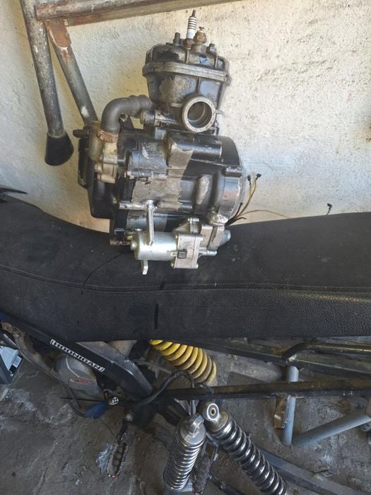 Sprzedam motor ktoś rozebrany do malowania  dwa silniki