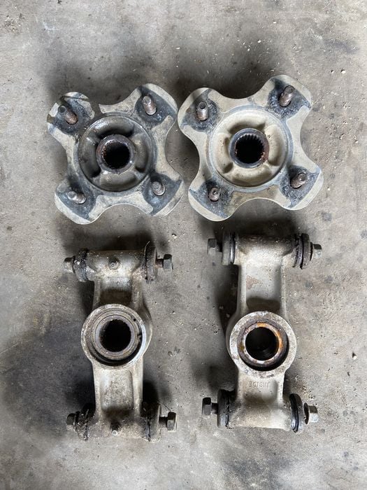 Zwrotnica tylna lewa prawa piasta lewa lub prawa Yamaha grizzly 660