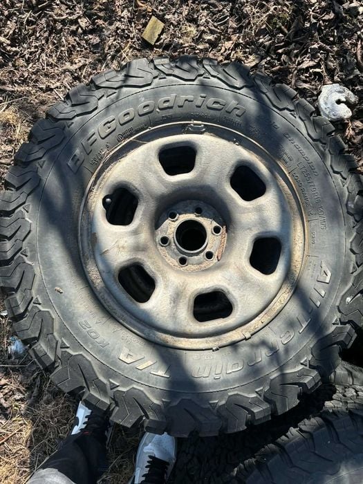 Sprzedam opony z felgami Nissan navara