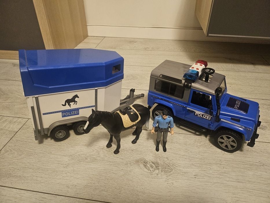 Bruder Land Rover Defender z przyczepą policja koń 02588