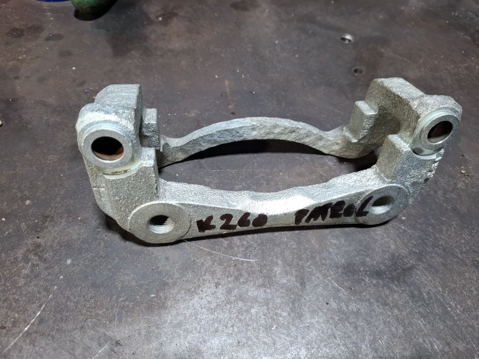 Jarzmo zacisku przód zacisk nissan patrol k260