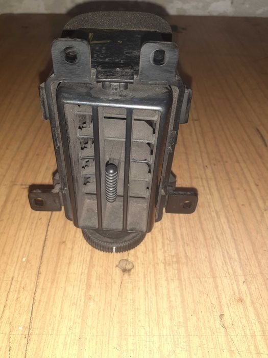 Nissan Patrol Y60 konsola wlot powietrza lewy