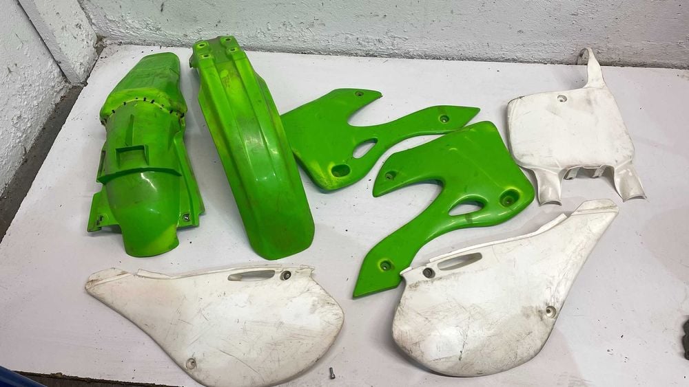 Kawasaki kx 250 99do02r Plastiki owiewki błotnik boczki czesci