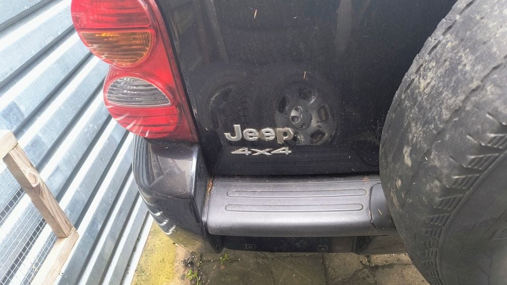 Zderzak tylny jeep Cherokee Kj liberty 3,7 czarny 2003 r
