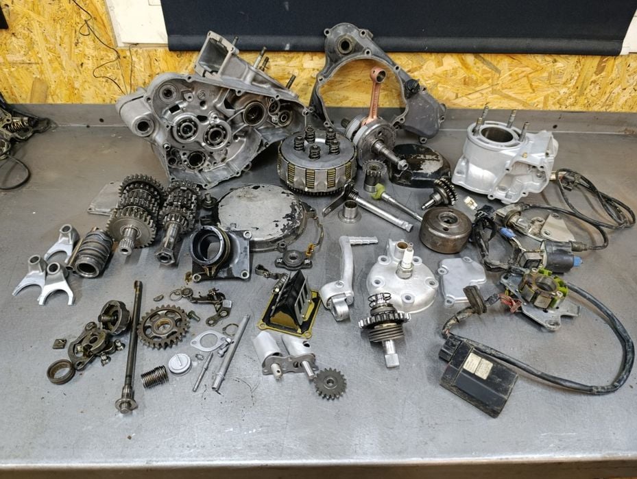 Suzuki RM 125 części silnikowe wał kartery skrzynia koła amortyzator