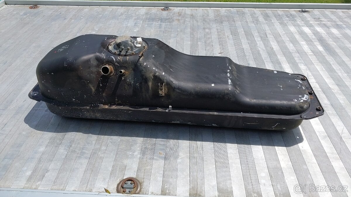 Nissan Navara D22 : Nádrž