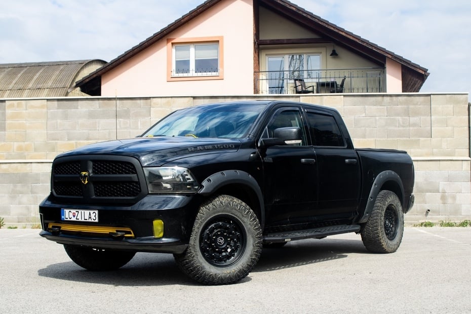 Dodge RAM 1500 5.7 HEMI /AJ NA SPLATKY/
