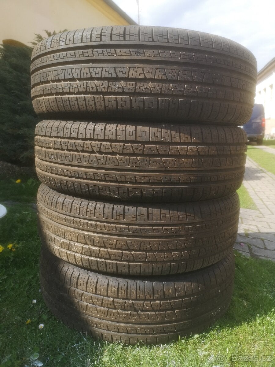 Range Rover Sport celoroční 235/65/19.