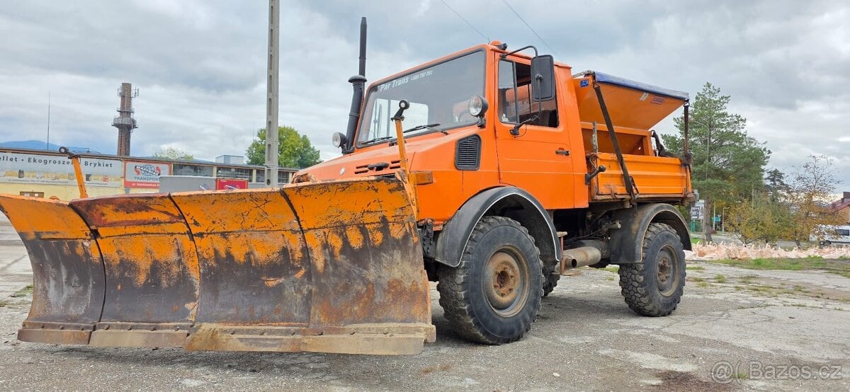 Sněžný pluh Unimog 1250 Mercedes-Benz