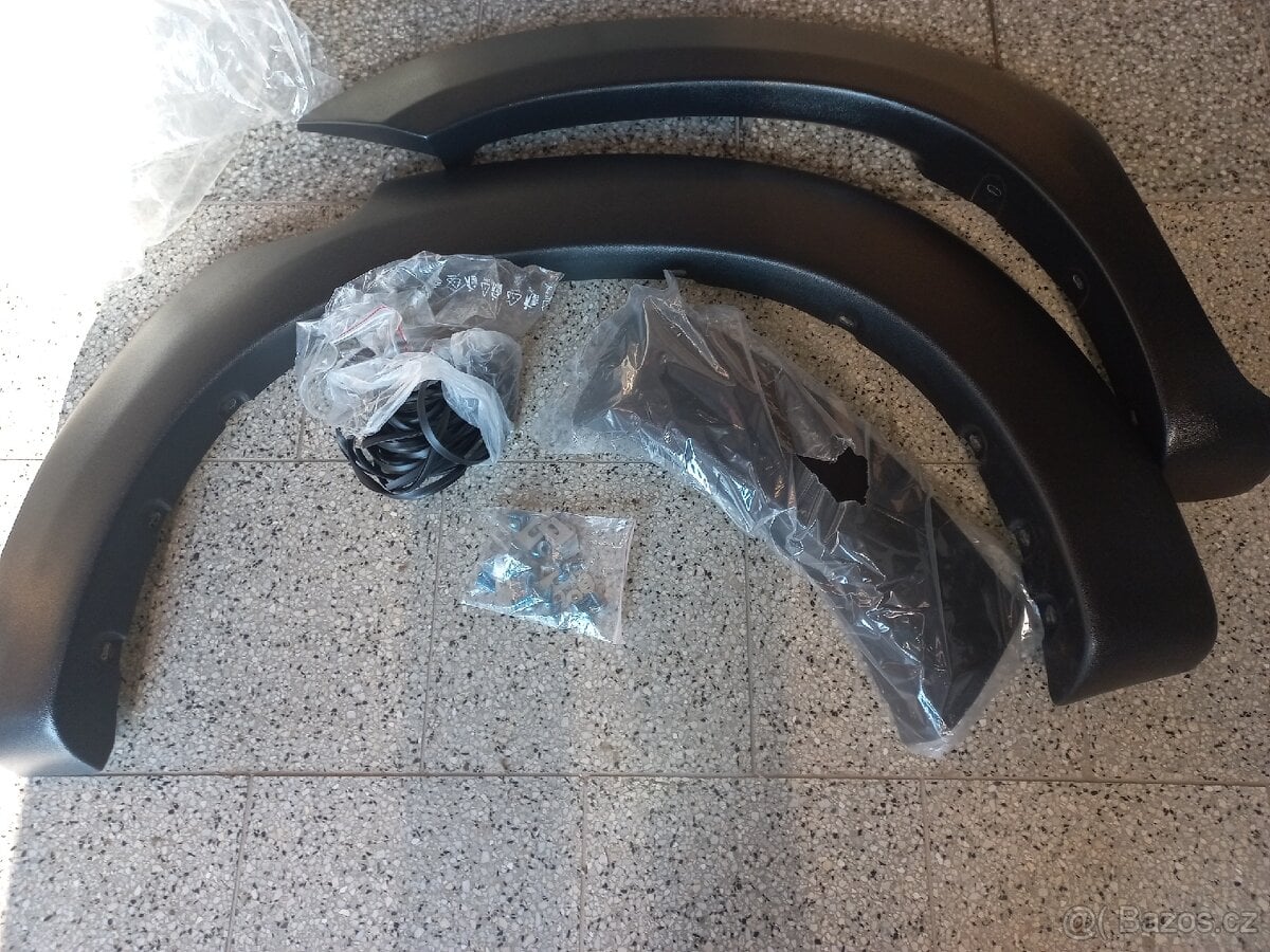 Lemy blatníků Toyota hilux