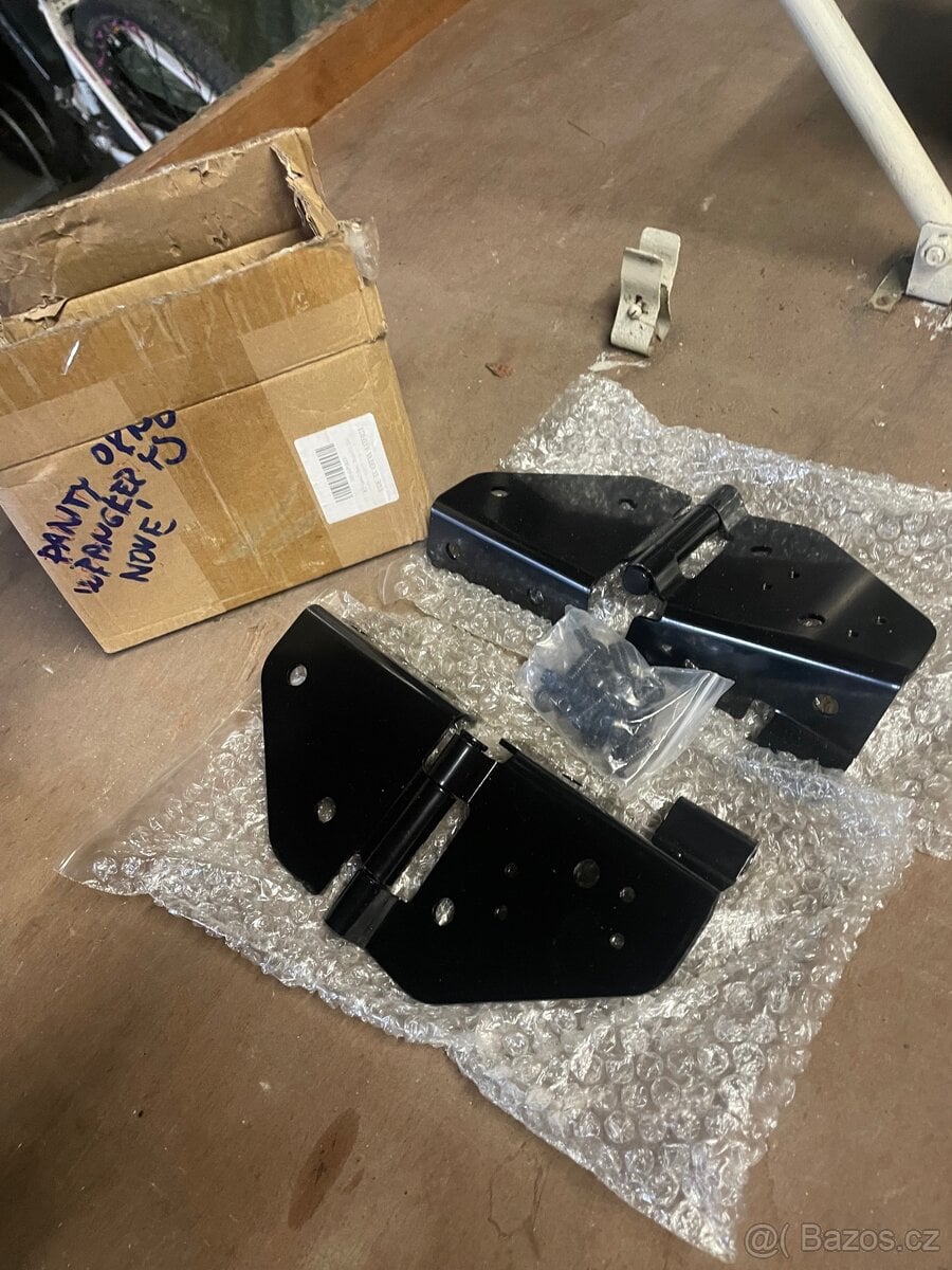 Sada nových pantů rámu čelního skla Jeep Wrangler YJ