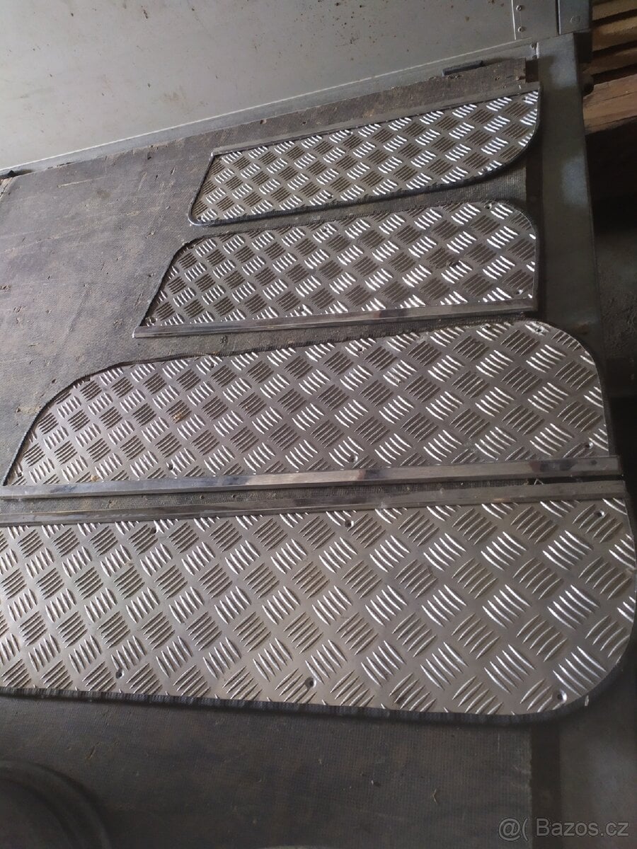 Plechy na dveře v interiéru Chevrolet Silverado