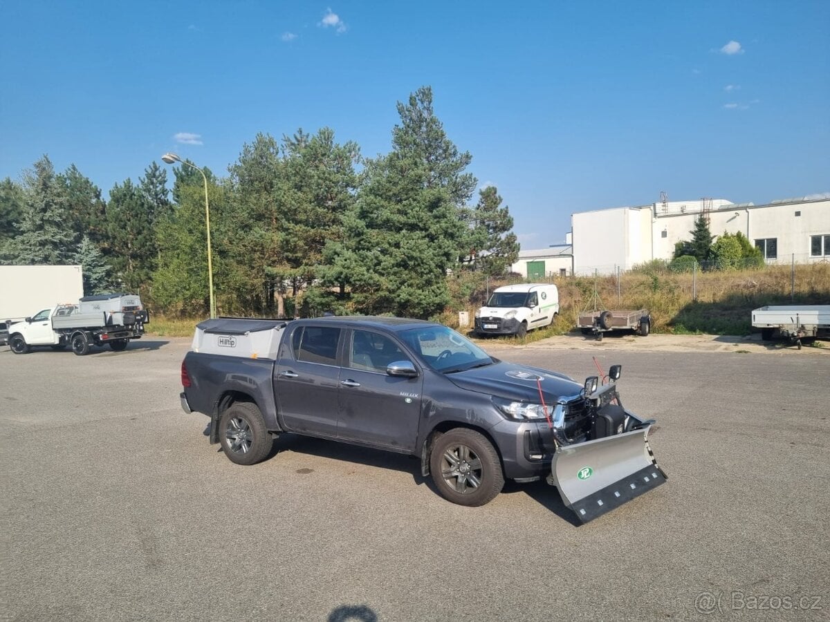 Toyota Hilux + radlice + sypač