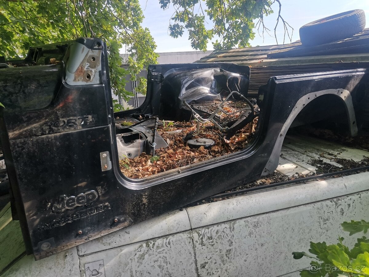 JEEP WRANGLER YJ - PRODÁM DVEŘE + LEMY BLATNÍKŮ + SKELET