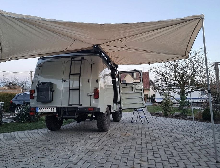 Vějířová markýza na offroad auto