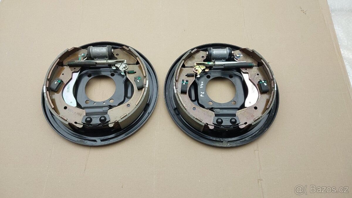 Nissan Navara D40 : Štíty zadních brzd