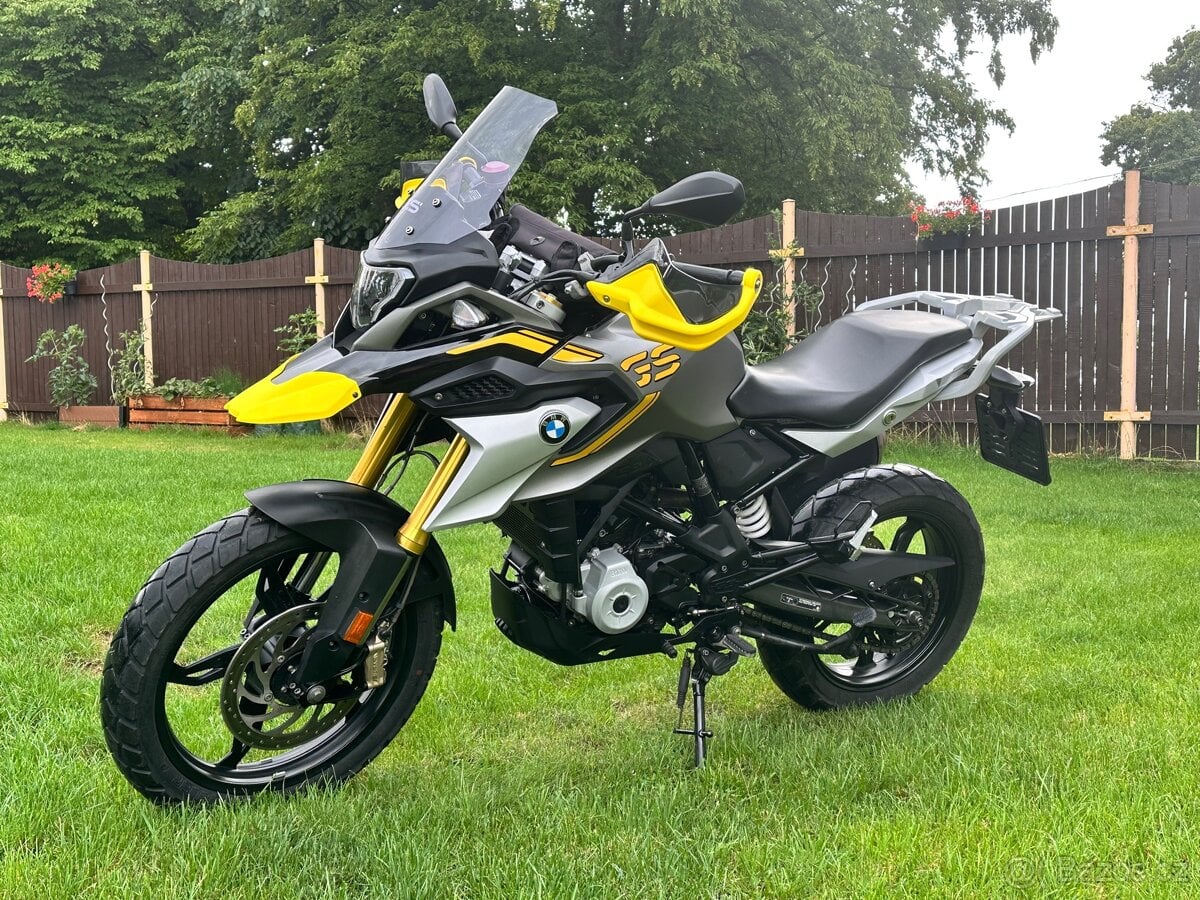 BMW G310 GS, černo žluto šedá.