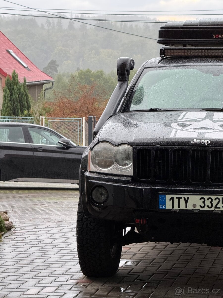 JEEP Grand Cherokee WK - naviják, 32 kola, zahrádka, světla