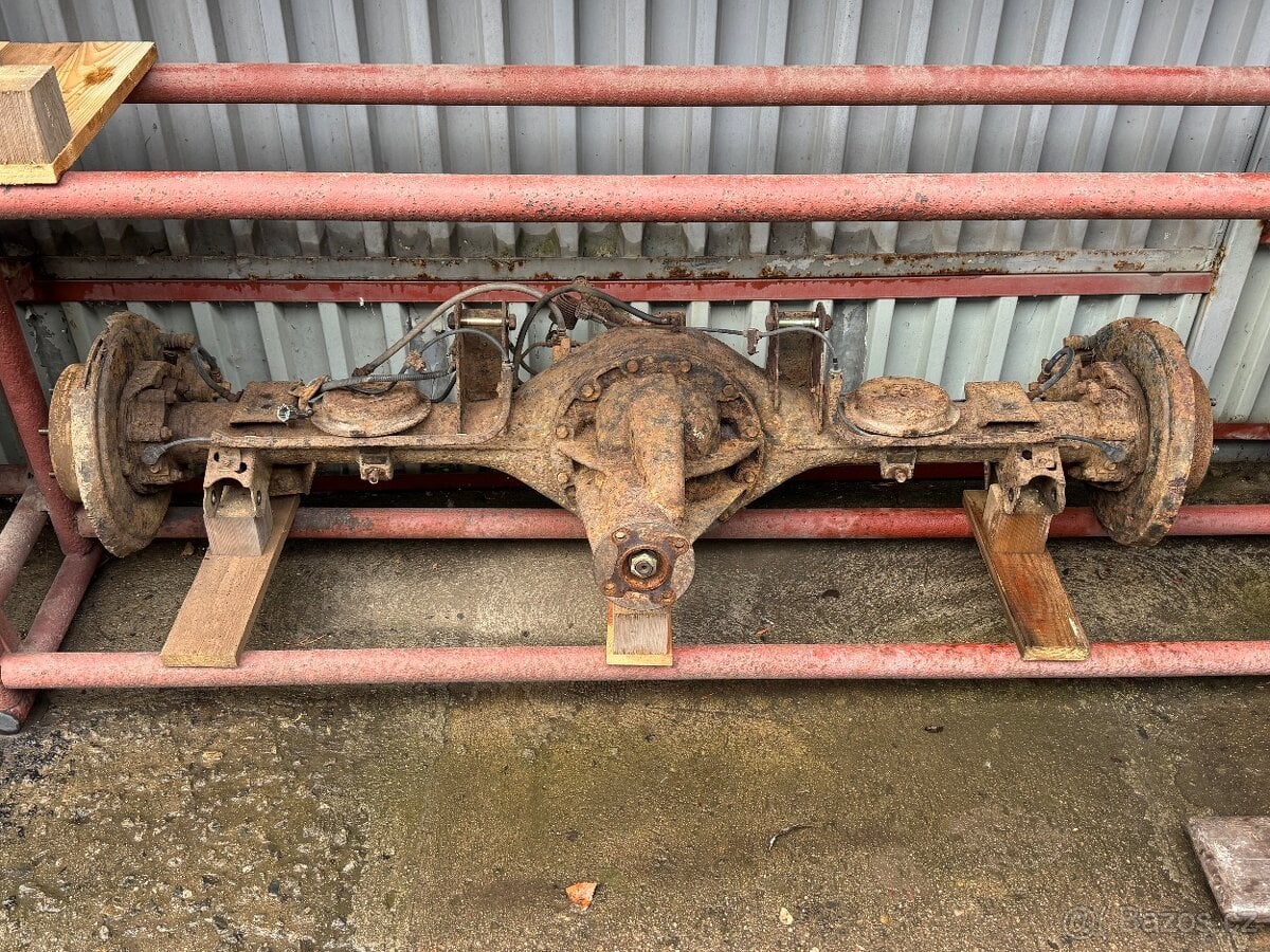 Přední a zadní náprava Nissan Patrol Y61