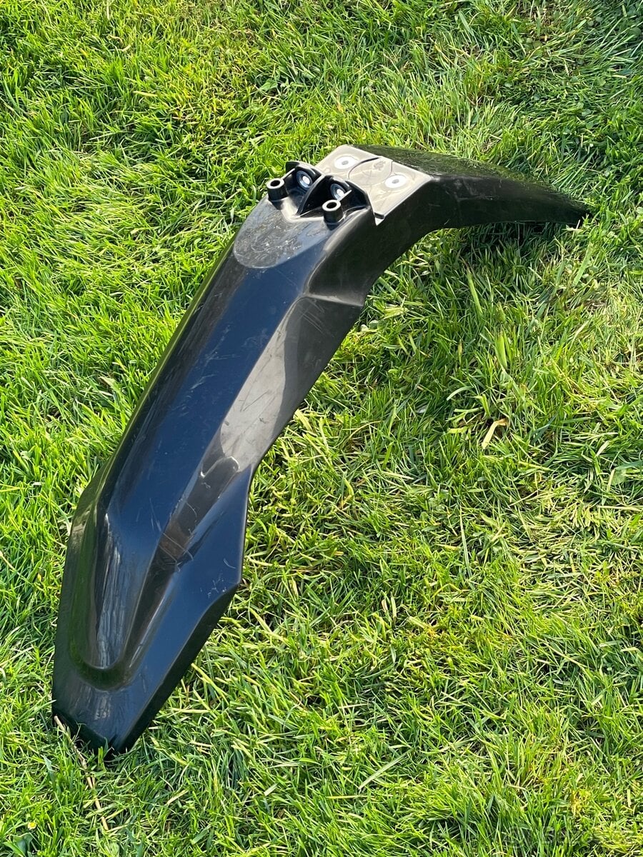 Přední blatník Husqvarna FE (2017–2023) – nový, černý