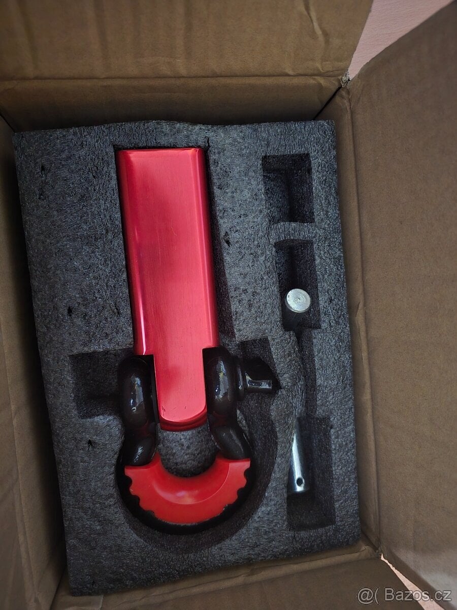 tažné oko červené Jeep Wrangler