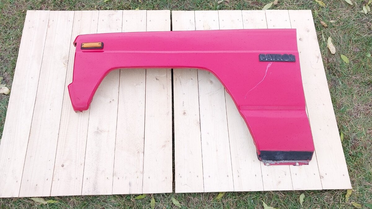 Nissan Patrol Španěl – Blatník levý přední červený