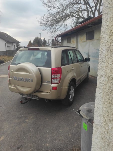 Suzuki Grand Vitara 2.0 4x4 benzín Zlatá metal