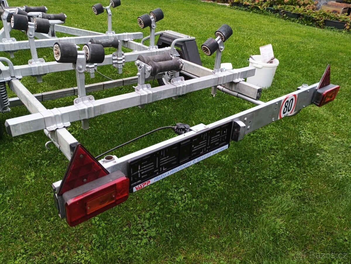 Bržděný krasný vlek pod loď