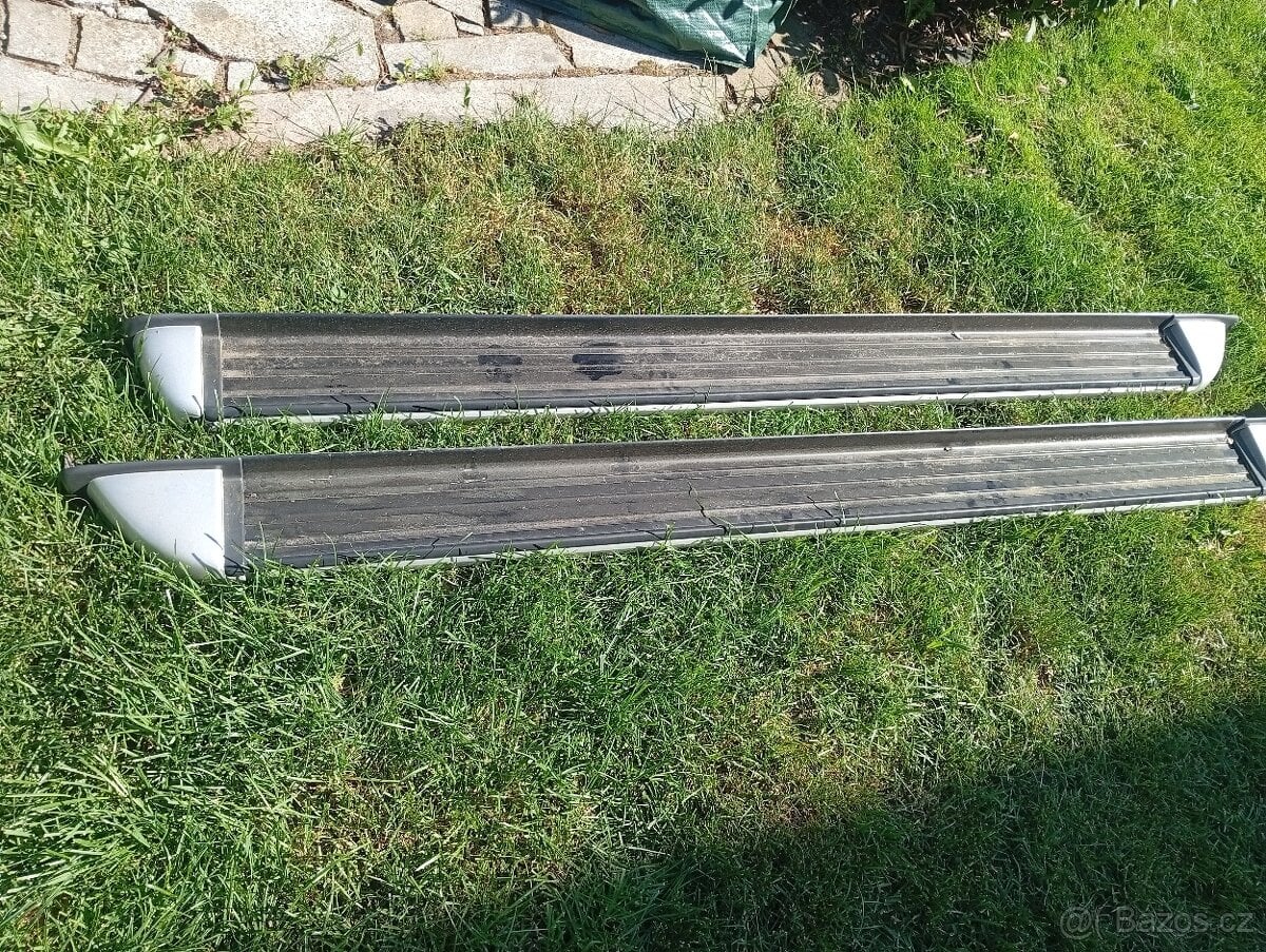 NISSAN NAVARA D23 NÁŠLAPY Z RV 2021 PĚKNÉ