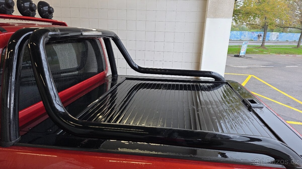 Sportovní ochranný rám na korbu s hliníkovou roletkou Amarok