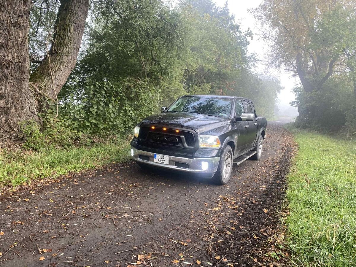 Dodge RAM 1500 Laramie 5.7 HEMI 2014--4x4--tažné 3.5t
